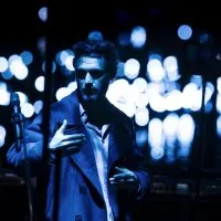 Schaubühne am Lehniner Platz, "Bluets" von Maggie Nelson, in einer Fassung von Margaret Perry.
Regie: Katie Mitchell, Bühne: Alex Eales, Kostüme: Sussie Juhlin-Wallén, Licht: Bethany Gupwell, Sounddesign: Paul Clark / Munotida Chinyanga, Video: Virginie Taylor, Dramaturgie: Nils Haarmann.
Mit: Eva Meckbach, Renato Schuch, Alina Vimbai Strähler.
Premiere am 15. April 2026